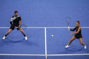 US Open Day 6: Townsend Shines, Seeds Tumble, and American Hopes Dim
Hoặc:
Townsend's US Open Surge, Tiafoe's Shock Exit, and Djokovic's Resilience Highlight Day 6