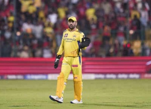 Aakash Chopra Rejects Irfan Pathan's Dhoni Favoritism Claims: 'Hookah' Remark Criticized