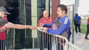 Gautam Gambhir's Gesture Steals Show Ahead of India's Asia Cup Opener Against UAE: Coach Wins Over Fans with Autographs