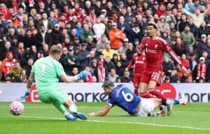 Liverpool Edges Out Everton in Merseyside Derby, Extends Perfect Premier League Run